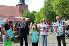 Stellten gemeinsam den neuen Wochenmarktflyer und die alternativen Einkaufshelfer vor: Nachhaltigkeitsmanagerin Lina Koop, Bürgermeister Mirko Spieckermann, Titelmädchen Josi Rogge, Wochenmarkthändlerin Stefanie Rogge und Marktmeister Peter Heuer (v. lks.).