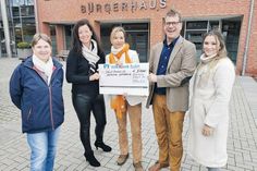 Obligatorische Scheckübergabe: Zirkuspädagogin Maren Jenkins (von links), Bürgermeisterin Bettina Schäfer, Spenderin Birte Friedländer sowie Benjamin Schmidt und Anna Kianica von der Kinder- und Jugendberatung.