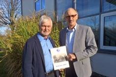 Bürgervorsteher Heinz Bäker (lks.) erhielt das erste Kalenderexemplar vom 1. Vorsitzenden Bernd Heuer.