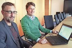 Henning Klinger (Barmer) führt an Bad Schwartaus Bürgermeister Uwe Brinkmann (rechts) den Balance-Check durch. (Foto: Stadt Bad Schwartau/hfr)