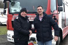 Malte Levgrün, stellvertretender Ortswehrführer Feuerwehr Scharbeutz und Dirk Rohde, Geschäftsführer Ostseestrand Ferienpark Scharbeutz (v. lks.). Foto: VG