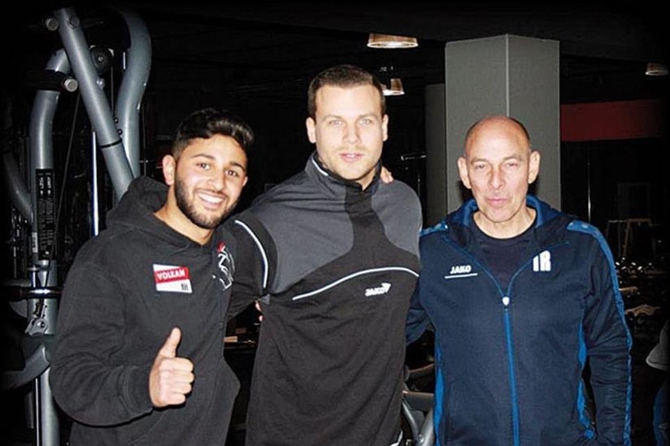 Der verletzte Volkan Töreman mit dem Preetzer Trainerduo Heine und Möller.