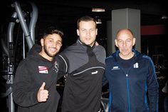 Der verletzte Volkan Töreman mit dem Preetzer Trainerduo Heine und Möller.