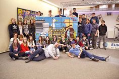 Die Schülerinnen und Schüler der Klasse 10 a mit Christine Geberbauer (links), Ralf Eichholz und Peter Lorson (vorne liegend) vor dem großen Gemälde, das aus insgesamt 30 Cajones besteht. (Foto: René Kleinschmidt)