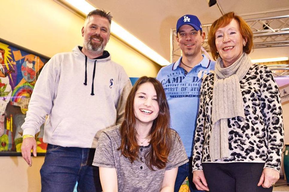 Schülerin Emmy Schuster (15) spielt auf einem bemalten Cajon, Ralf Eichholz (links), Peter Lorson und Heidrun Ulbrich freuen sich über das gelungene Projekt. (Foto: René Kleinschmidt)