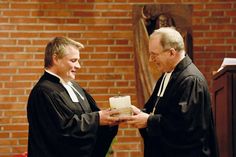 Propst Peter Barz (rechts) bei der Einführung von Pastor Lars Lemke in der Waldkirche in Timmendorfer Strand.