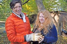 Ein schönes Geschenk und gleichzeitig Unterstützung fürs Wildtierheim: Wiebke Bahruth (li.) und Ronja Strehlau werben für Igelpatenschaften und Igelfreundschaften.