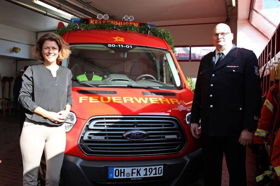 Kommissarische Bürgermeisterin Nicole Kohlert und Gemeindewehrführer Hans-Werner Landschoof bei der Übergabe im Feuerwehrgerätehaus.