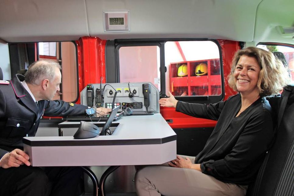 Stellvertretender Wehrführer Bernd Bader erklärte Nicole Kohlert die Technik im Fahrzeug.