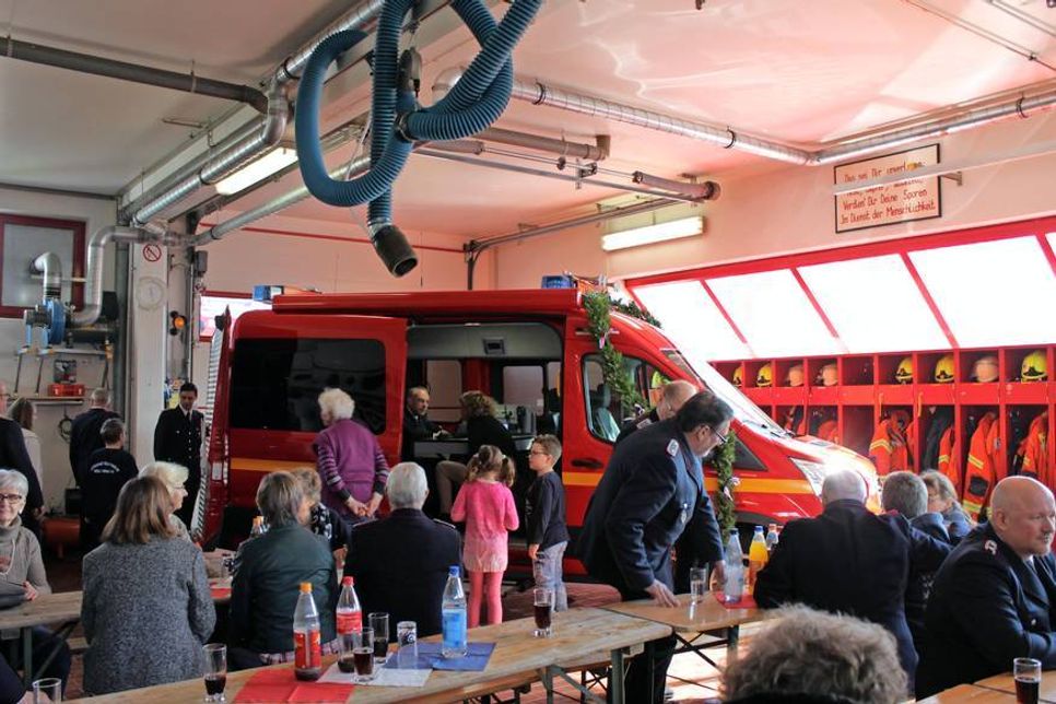 Zur Besichtigung freigegeben: Klein und Groß durfte das Fahrzeug genau unter die Lupe nehmen.