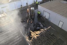 Mit einem Bagger wurde das Dach der brennenden Kfz-Werkstatt abgetragen, um die Glutnester aus der Höhe bekämpfen zu können.