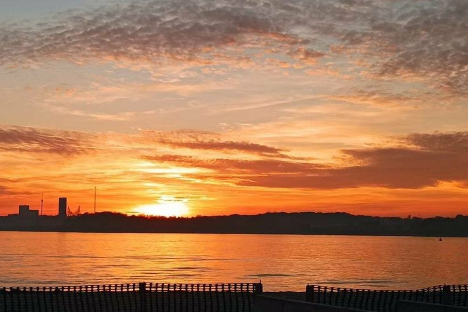 Auch die kalte Jahreszeit hat glutrote Sonnenuntergänge drauf, wie man auf Jennifer Packs Foto vom Blick über die Neustädter Bucht sieht.
