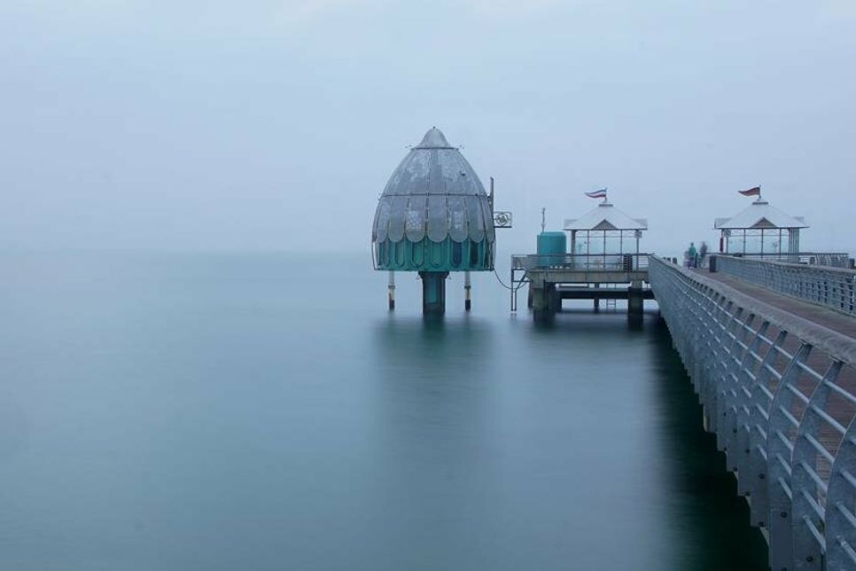 Winterstille und -farben an der Seebrücke Grömitz, aufgenommen von Klaus Erlwein.