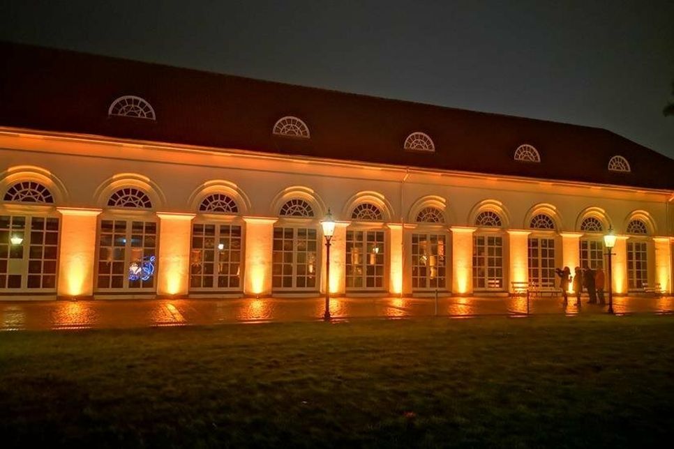 Michel Pierre Gunsett fotografierte die Kreisbibliothek Eutin im abendlichen Lichterschein.