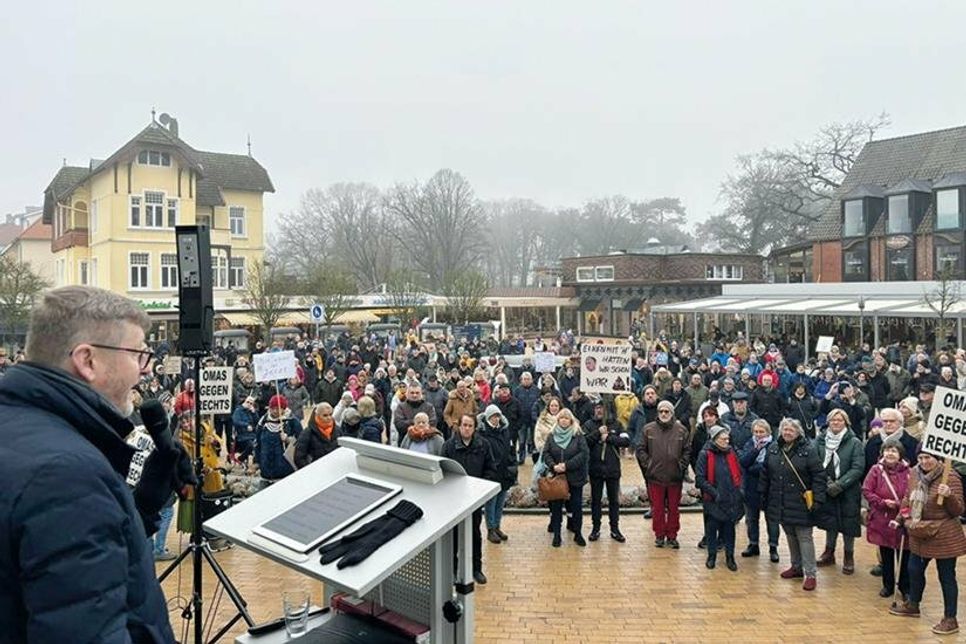 Über 350 Menschen nahmen an der gemeinsamen Demo auf dem Timmendorfer Platz teil.
