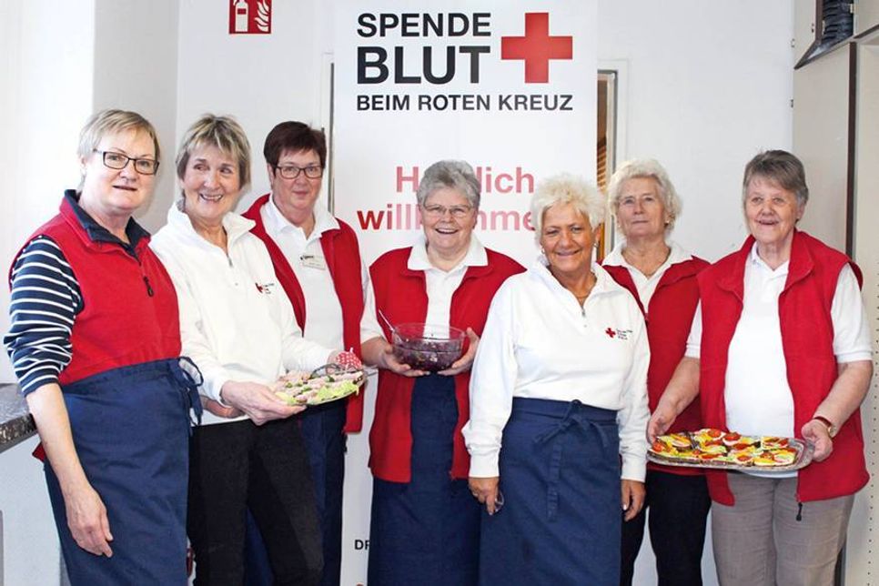 Das Team der  ehrenamtlichen DRK-Helferinnen um Elvira Brückel (2.v.l.). (Fotos: DRK-Blutspendedienst/hfr)