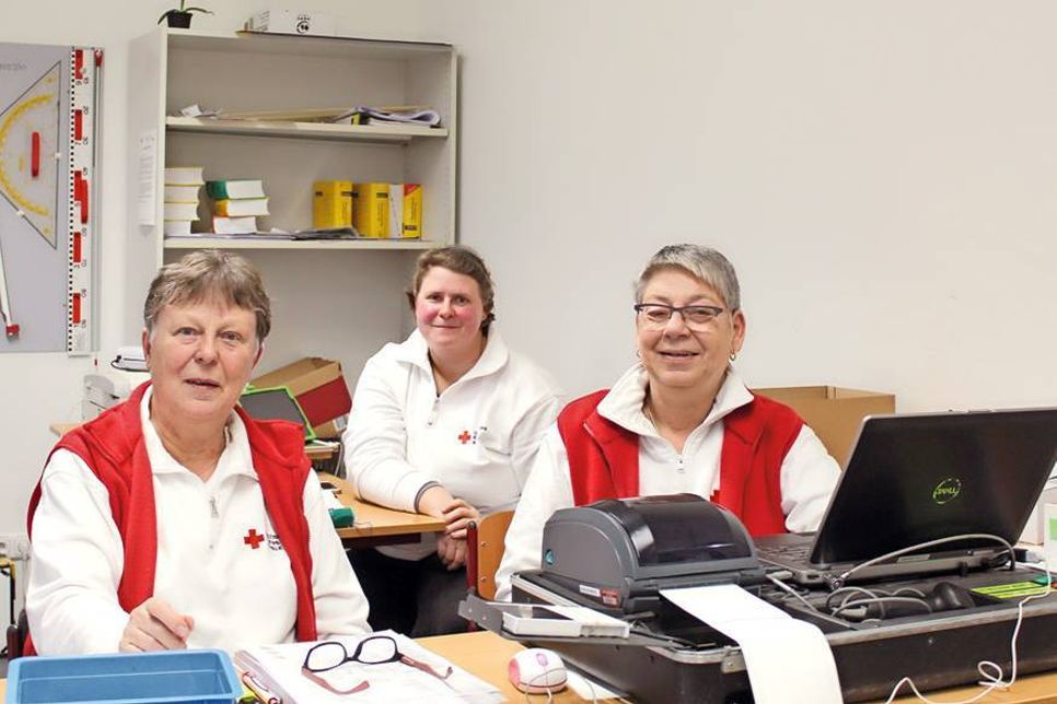 Astrid Schröder (v.l.), Sabine Bösger und Birgit Prill vom DRK-Ortsverein Ratekau-Sereetz e.V. an der Blutspenderanmeldung.