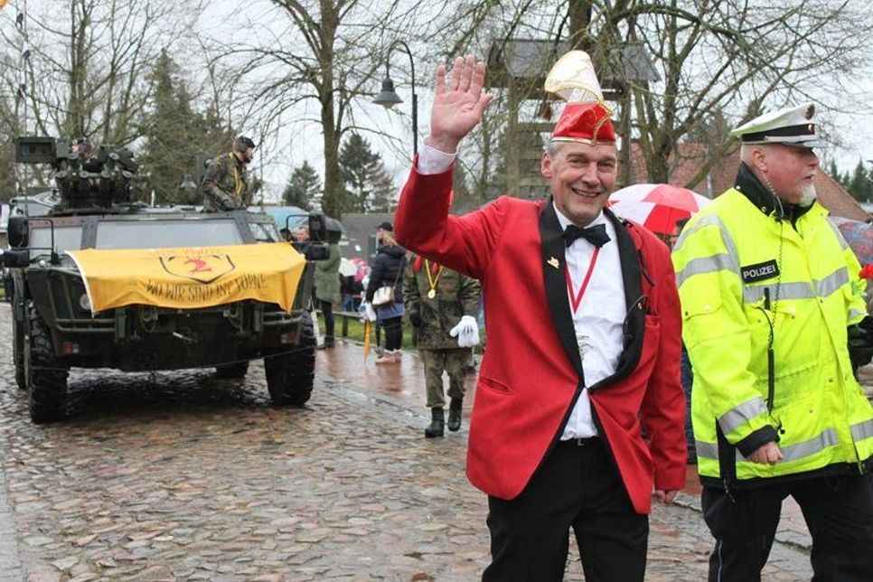 Angeführt wurde der Umzug von Karnevalspräsident Torsten Appel und einem Spähwagen der Bundeswehr Eutin.