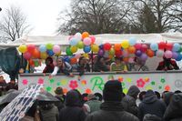 Traditionell heiß begehrt bei Alt und Jung waren die Kamelle.