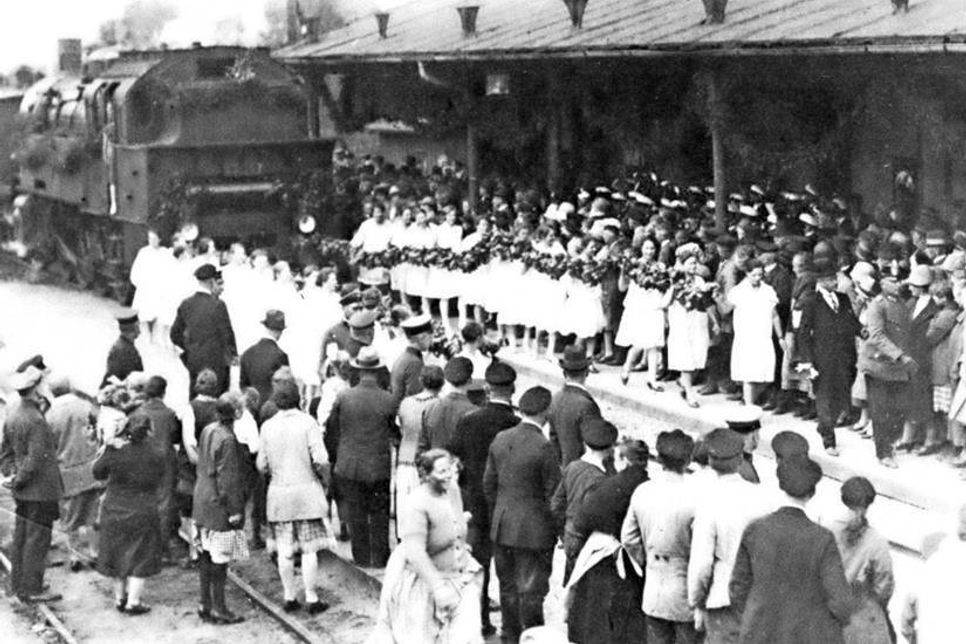 Bahnbrechend: Am 31. Mai 1928 lief die erste geschmückte Dampflokomotive der Bäderbahn in den Neustädter Bahnhof ein. (Quelle: Neustadt in alten Ansichten 2, Hrsg. Johannes Hugo Koch)