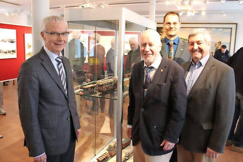 Kurator Hans-Harald Kloth mit Bürgervorsteher Sönke Sela, Museumsleiter Dr. Frank Wilschewski und dem Vorsitzenden vom Förderverein Ernst-August Petsch (v. lks.).