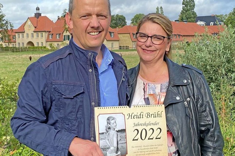 Mario Würz und Manuela Krüger präsentieren den neuen Heidi Brühl-Kalender 2022.