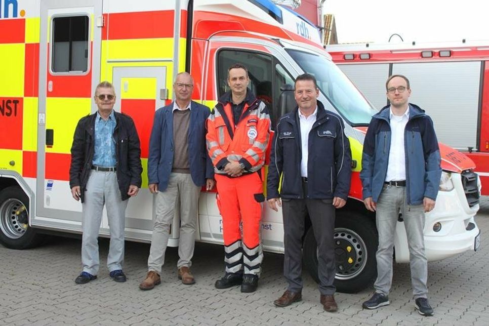 V. lks.: Bürgermeister Winfried Saak, Amtsvorsteher Hans-Peter Zink, Nils Herzigkeit (Wachleiter), Christian Kraft (Vorstand) und Michael Mallé (Leiter Rettungsdienst).