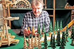 Mann der ersten Stunde: Der Kunsthandwerker Thomas Gründig ist seit 25 Jahren dabei und feiert somit in diesem Jahr auch persönlich sein „Bad Schwartau-Jubiläum“. (Foto: Heiko Sperber/hfr)