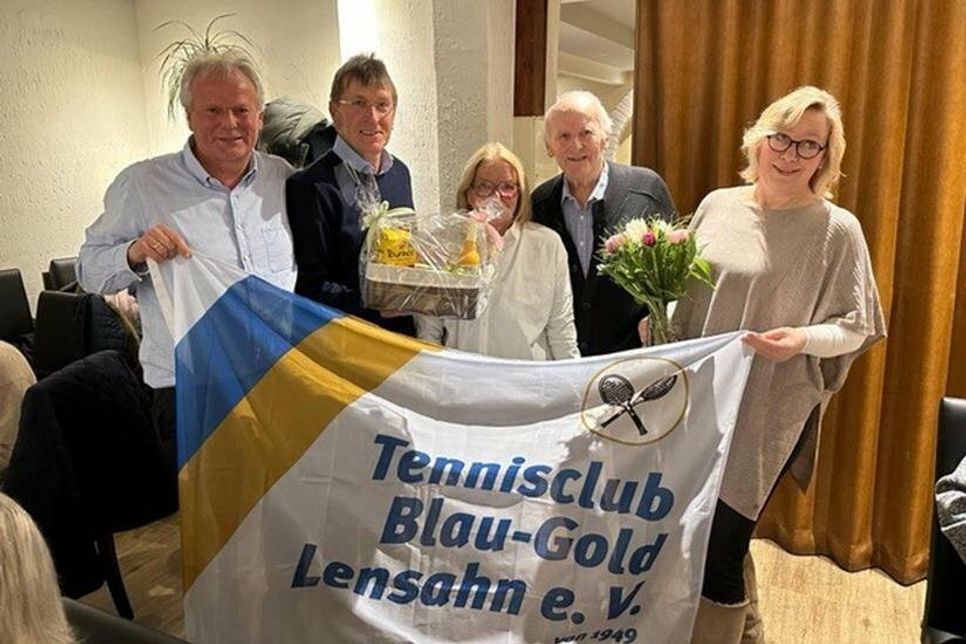 Dirk Weber-Klüver (lks.), Norbert Müller (2. v. lks.) und Wiebke Nindel (re.) gratulierten Ingrid und Dieter Weber-Klüver für 50 Jahre Mitgliedschaft im Tennisclub Blau-Gold Lensahn.
