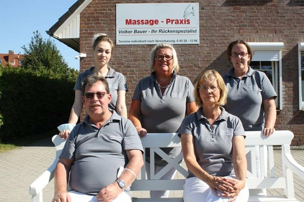 Feste Größe in der Region: Volker Bauer mit seinem Team der Massage-Praxis.