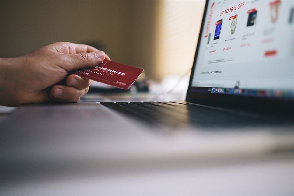 Online einkaufen boomt in Zeiten der Corona-Krise. Dass viele lokale Geschäfte bereits an Lösungen für ihre Kunden tüfteln, sollte dabei nicht vergessen werden.