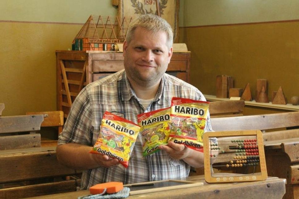 Auch das Dorf- und Schulmuseum Schönwalde nimmt an der Aktion „Gewinne Vereinsfreunde“ des Süßwarenherstellers Haribo teil. Codes in den Tüten der bekannten Goldbären, die der Vorsitzende des Fördervereins Marc Dobkowitz in den Händen hält, fungieren noch bis zum 15 Januar als Lose für 5.000 Euro für die Vereinskasse.