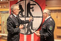 Bürgermeister Reinhard Krönke überreichte dem Gemeindewehrführer das Ehrenzeichen in Gold.