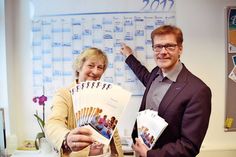 Veranstaltungsassistentin Martina Block und Tourismuschef Joachim Nitz mit den Highlight-Flyern vor dem sich füllenden Kalender 2017. (Foto: René Kleinschmidt)