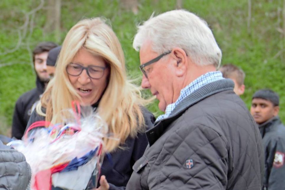 Melani Höft bedankt sich bei Bürgermeister Plötner für seine langjährige Unterstützung.