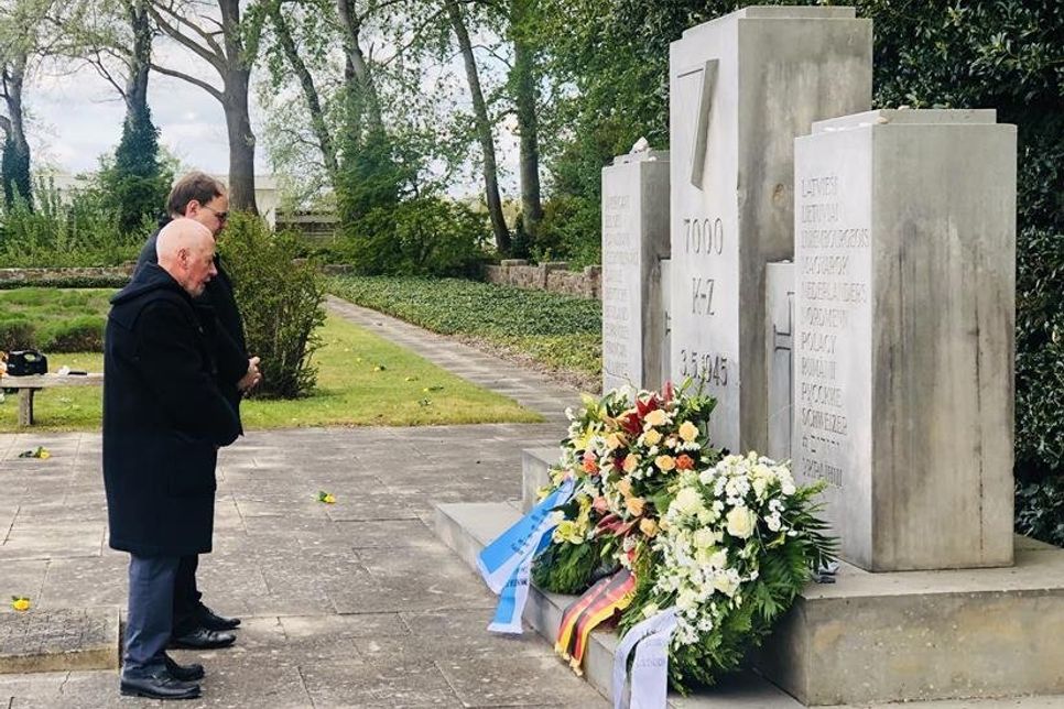 Nach einer feierlichen Rede von Bürgervorsteher Sönke Sela (vorn), legte er gemeinsam mit Bürgermeister Mirko Spieckermann die Kränze nieder.