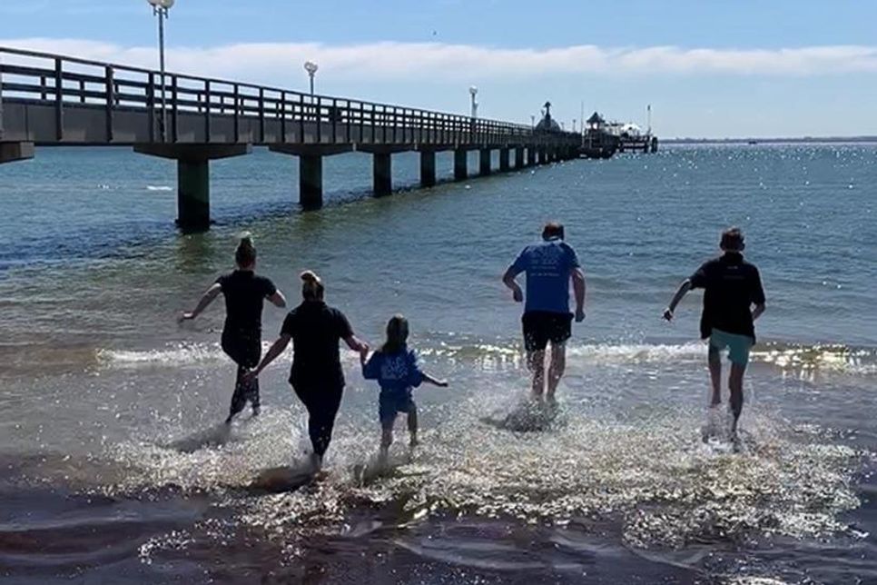 Was sonnig und warm aussieht, sind in Wahrheit 10 Grad Wasser- und Lufttemperatur. Der „harte“ reporter-Kern traute sich trotzdem in die Fluten.