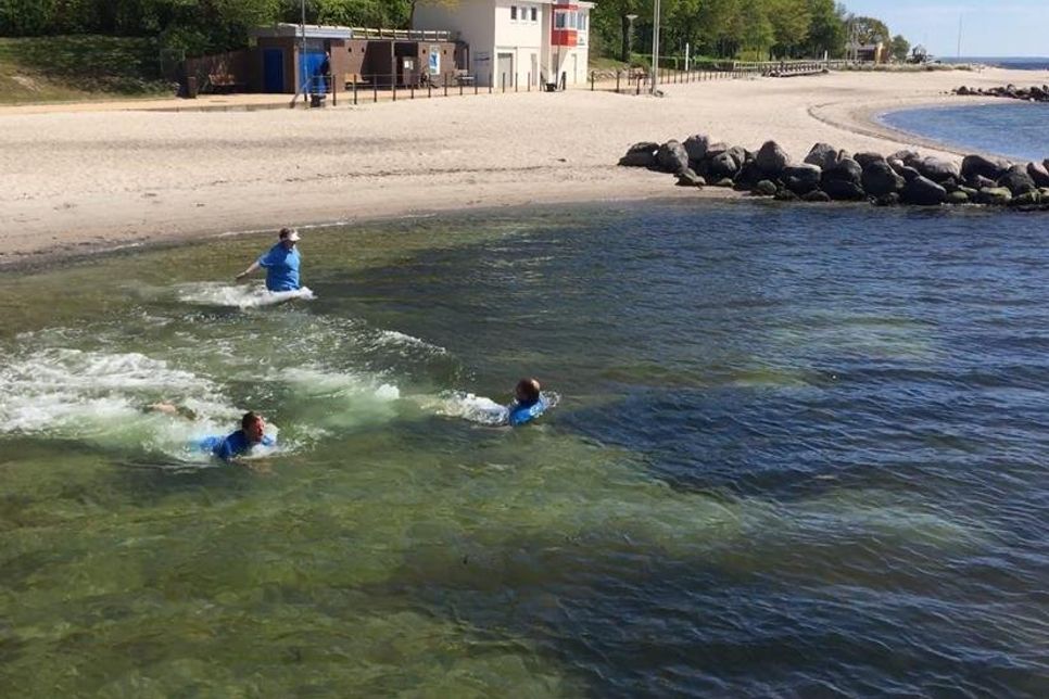 Was sonnig und warm aussieht, sind in Wahrheit 10 Grad Wasser- und Lufttemperatur. Der „harte“ reporter-Kern traute sich trotzdem in die Fluten.