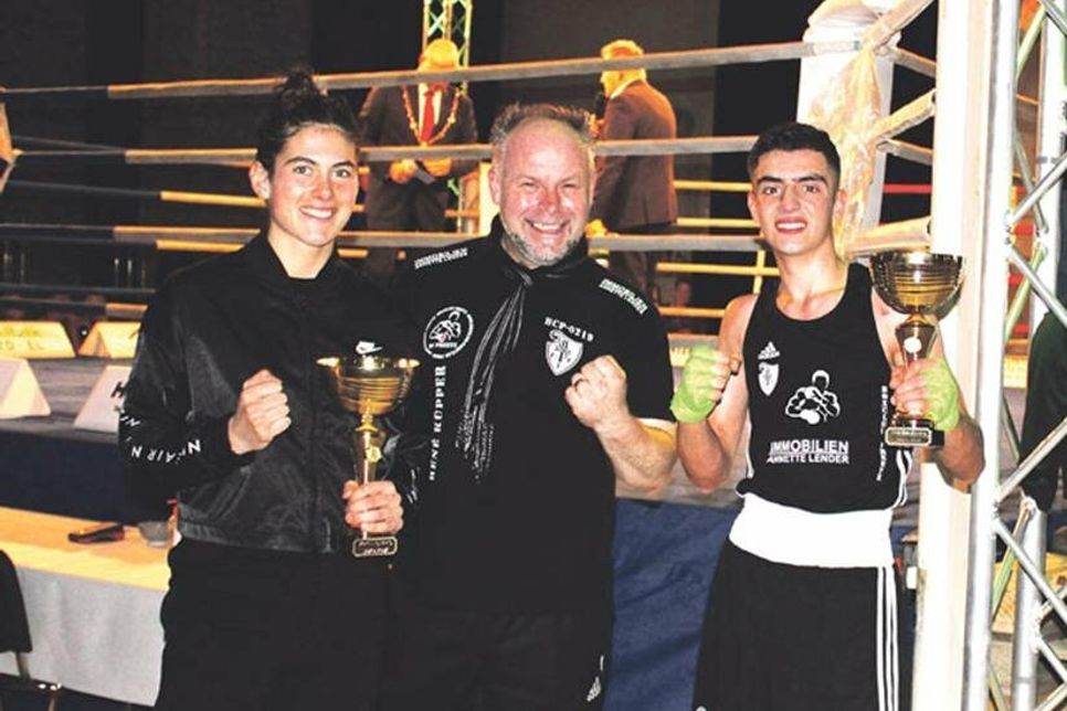 Das stolze Team vom Boxclub Preetz: Julia Spieß, Cheftrainer René Küpper und Daner Mahmud Hassan (v. l.).