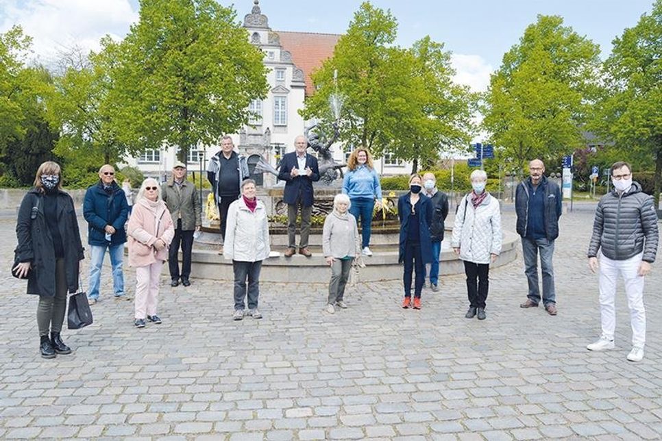 Zur offiziellen Spendenübergabe kamen die Beteiligten der großen Spendenaktion auf dem Markt in Bad Schwartau zusammen.