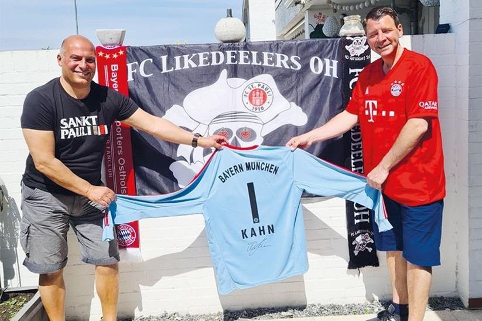 Der Vorsitzende des FC Likedeelers OH, Florian Rathke (links), und Arne Rieck, Vorsitzender Bayern Supporters Ostholstein, freuen sich über die erfolgreiche Trikot-Versteigerung.