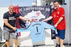 Der Vorsitzende des FC Likedeelers OH, Florian Rathke (links), und Arne Rieck, Vorsitzender Bayern Supporters Ostholstein, freuen sich über die erfolgreiche Trikot-Versteigerung.