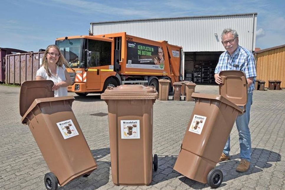 80, 120 oder 240 Liter zum Sammeln organischen Materials: Die Mitarbeiter der Abfallwirtschaft Kreis Plön Jennifer Starke und Sönke Voß präsentieren die braunen Tonnen, deren kleinere Vertreter sich relativ ähnlich sehen.