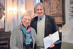 Kulturministerin Anke Spoorendonk (SSW) übergab den Förderbescheid an Pastor Jens Rathjen.