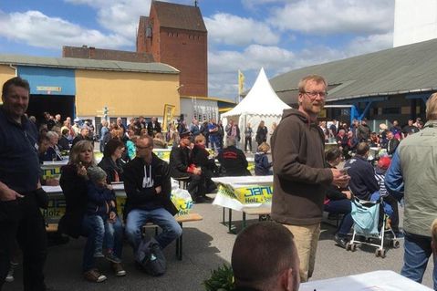 Das gesamte Betriebsgelände wurde zum geselligen Treffpunkt für Kunden und Mitarbeiter.