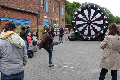 Treffsicherheit war bei dem riesigen Fußball-Dart gefragt.