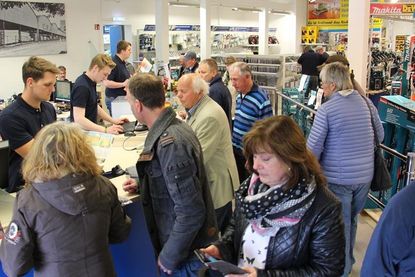 Schnäppchenjagd im Fachmarkt.