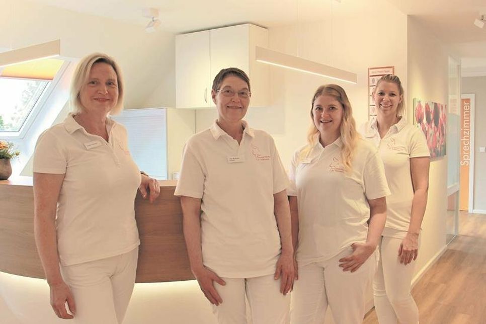 Dr. Britta Volkmann mit ihren medizinischen Fachangestellten Claudia Bruhn, Melanie Geest und Denise Schürmann (v. lks.).