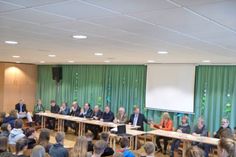 Rektor Bernd Ziemens, Lehrerin Michaela Homann-Speck, Schülersprecher Niklas Kröning, die Landtagsabgeordnete Sandra Redmann (SPD), Hartmut Hamerich (CDU), die Kreisabgeordneten Timo Gaarz (CDU), Manfred Breiter (FDP),  MDL Lars Winter (SPD) und Peter Sönnichsen (CDU), MDB Ingo Gädechens (CDU) und Bettina Hagedorn (SPD), die Landtagsabgeordnete Marlies Fritzen (Bündnis 90/Grüne), die Kreisabgeordneten  Monika Obieray (Bündnis 90/Grüne), Manfred Jäger (SPD) (v. lks.).