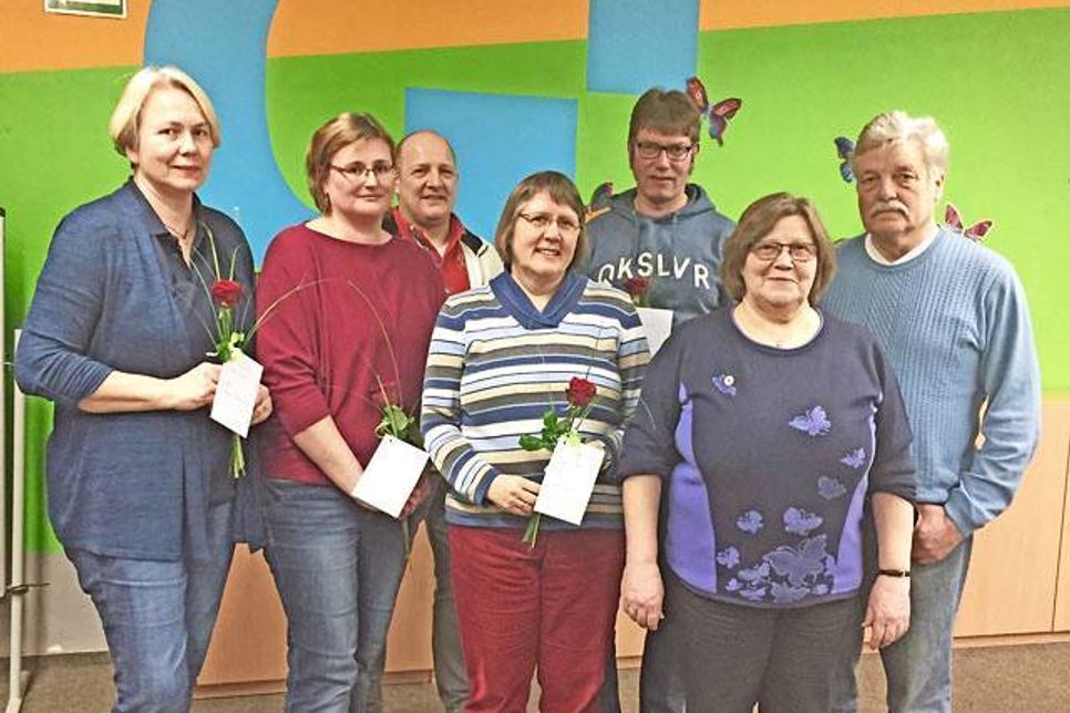 Frauke Mohncke (v. r.) ehrte die Schönberger Blutspende-Jubilare. (Nicht dabei: Hans Georg Ruß und Hans Otto Muhs)